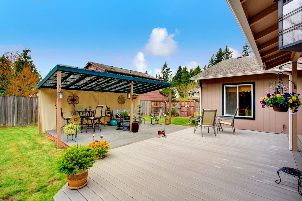 Terrasse extérieure résidentielle avec pergola moderne à structure métallique et toiture translucide