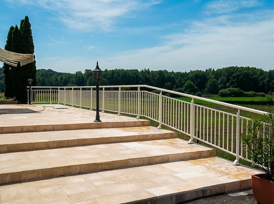 Pergola bioclimatique autoportante en aluminium anthracite, installée sur une terrasse en composite imitation bois