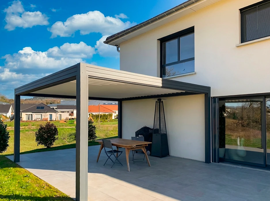 Terrasse moderne avec pergola bioclimatique à lames orientables, mobilier contemporain noir et blanc sur terrasse bois