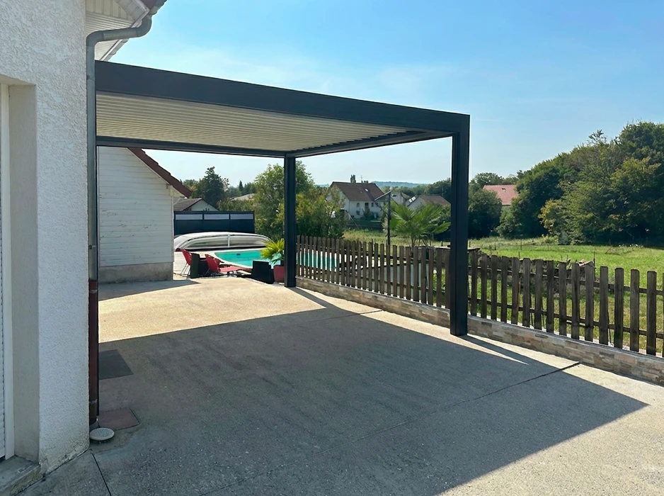 Terrasse couverte moderne attenante à une maison individuelle