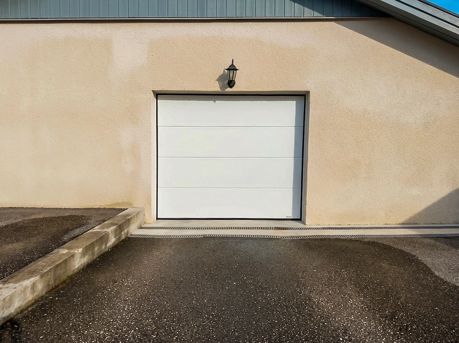 Pergola bioclimatique autoportante en aluminium anthracite, installée sur une terrasse en composite imitation bois