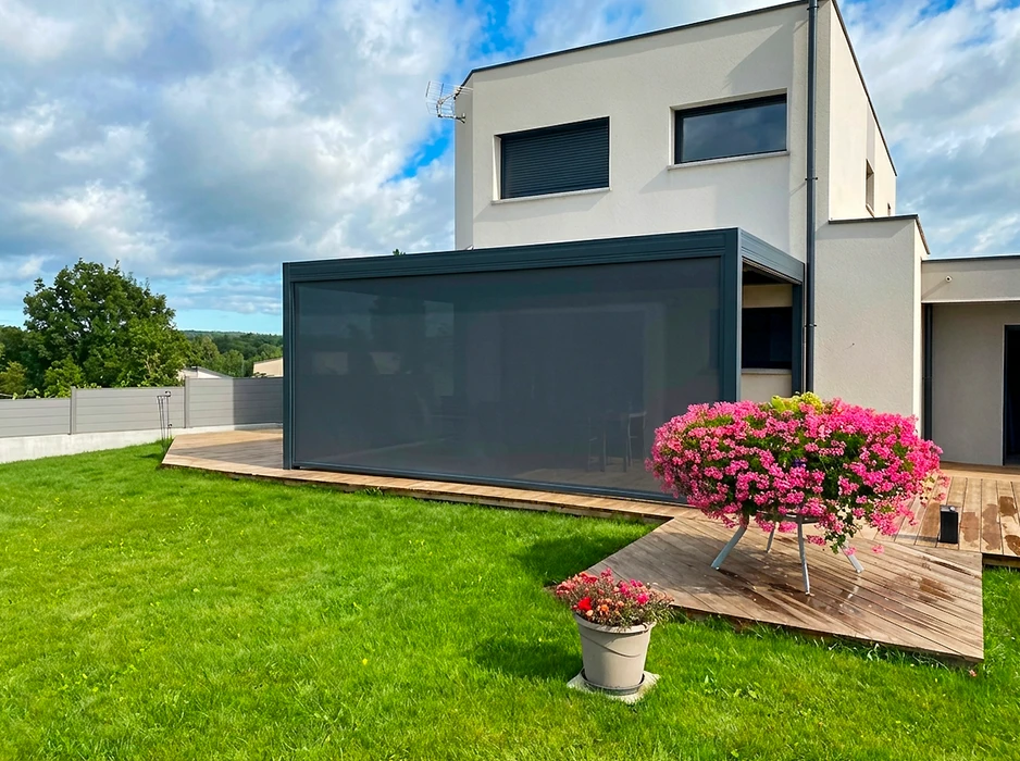 Terrasse en bois composite attenante à une maison contemporaine enduite blanche
