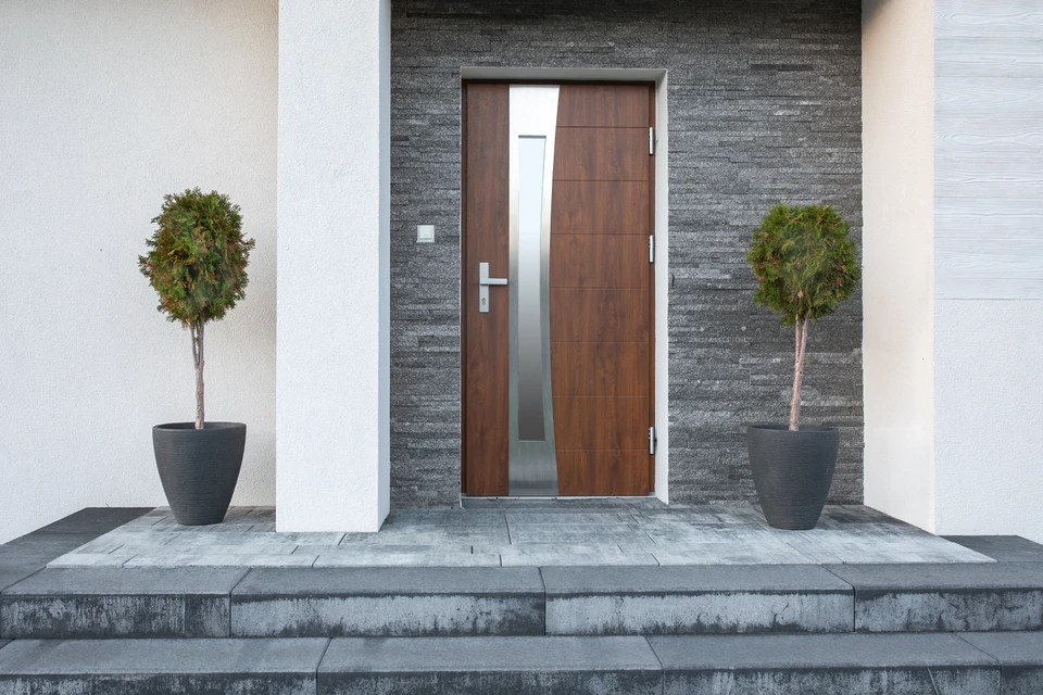 Intérieur résidentiel avec porte d'entrée fermée