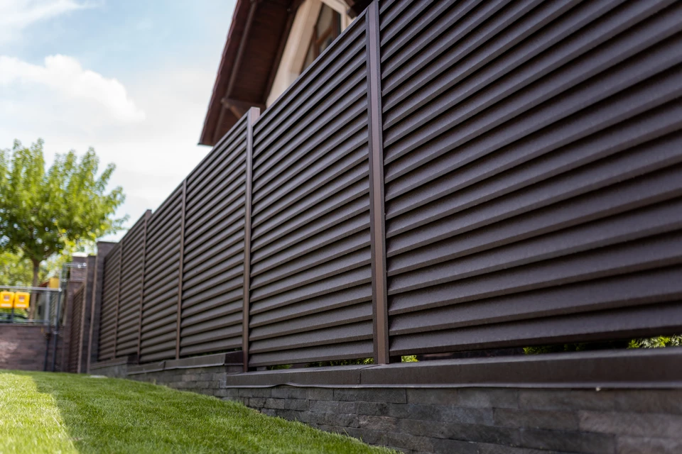 Chantier extérieur de construction d'une clôture résidentielle en bois naturel